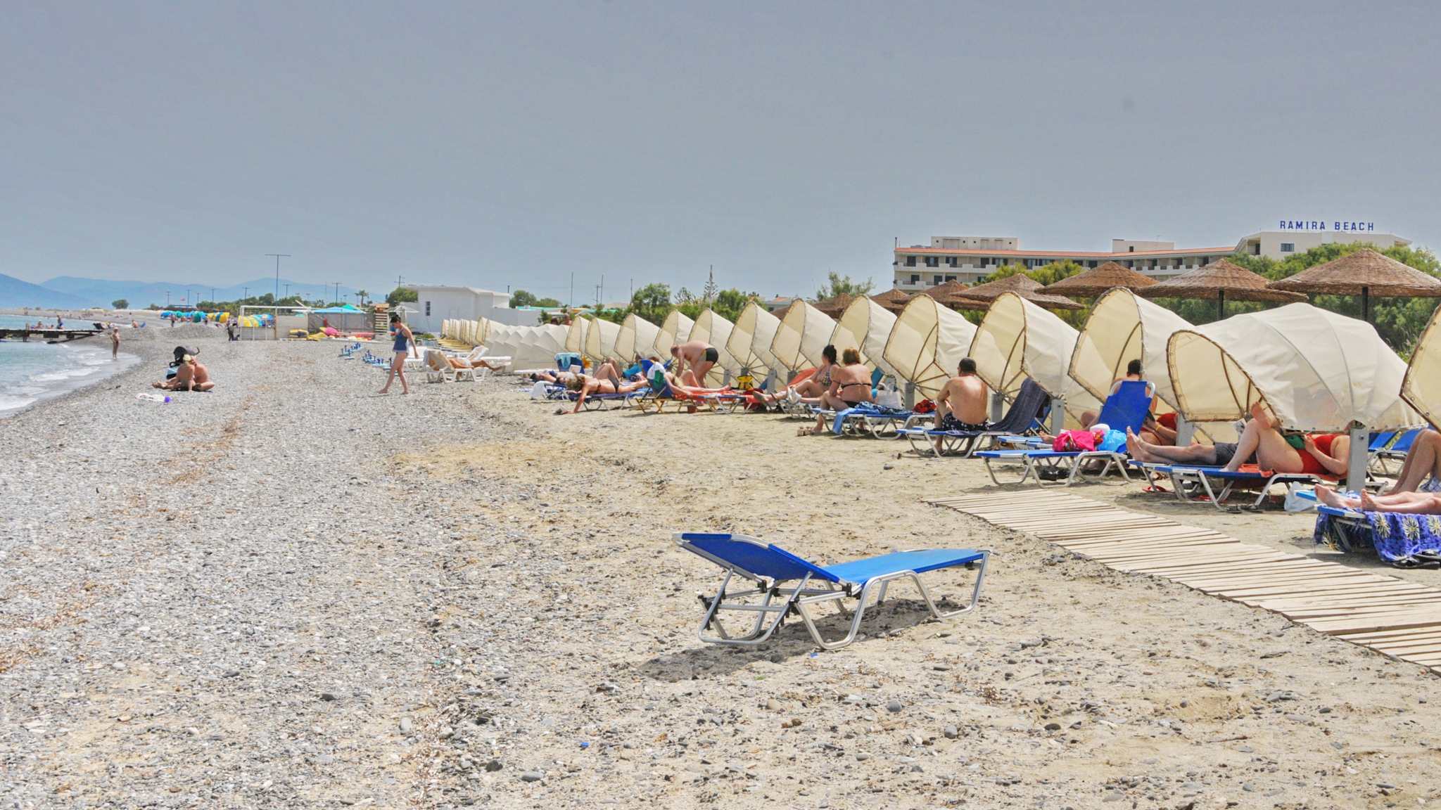 Ein Strand mit einer langen Reihe Liegen